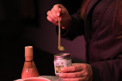 Zen-Keramikset mit zeremoniellem Matcha