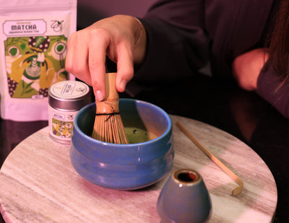 Zen-Keramikset mit zeremoniellem Matcha