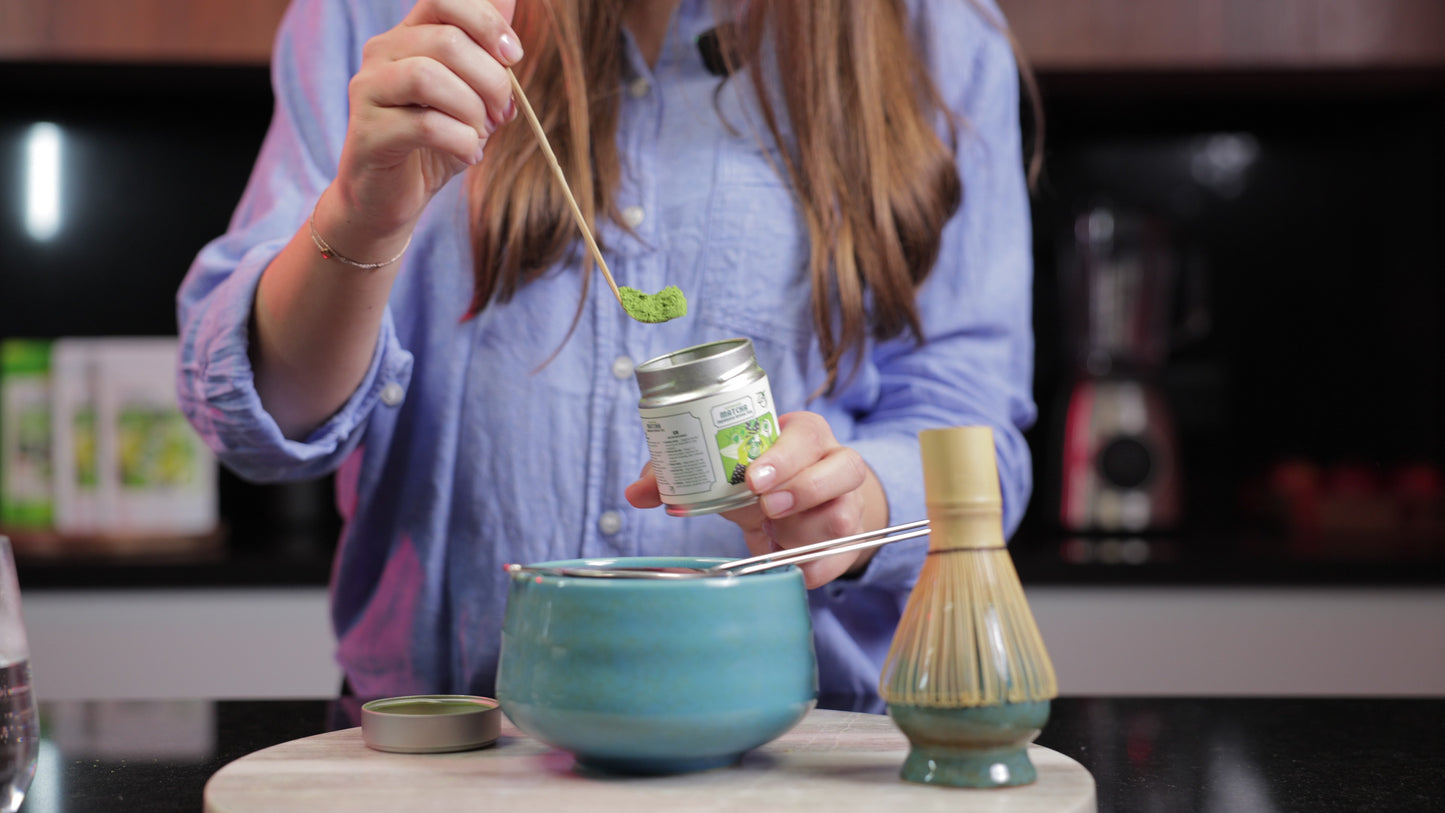 Zen-Keramikset mit zeremoniellem Matcha