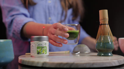 Zen-Keramikset mit zeremoniellem Matcha